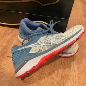 Size 9 Asics Running Shoe - barely worn